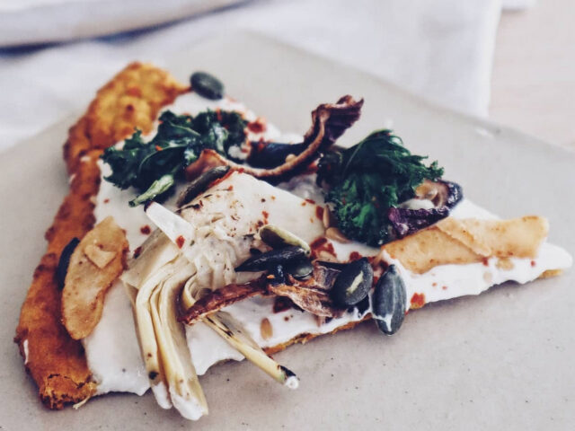 Bataadipõhjaline pitsa kašupähkli ja toitainepärmi määrdega