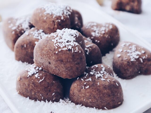 Keto rasvapommid makadaamiapähklite ja kookosõliga - Puhdas+ retsept