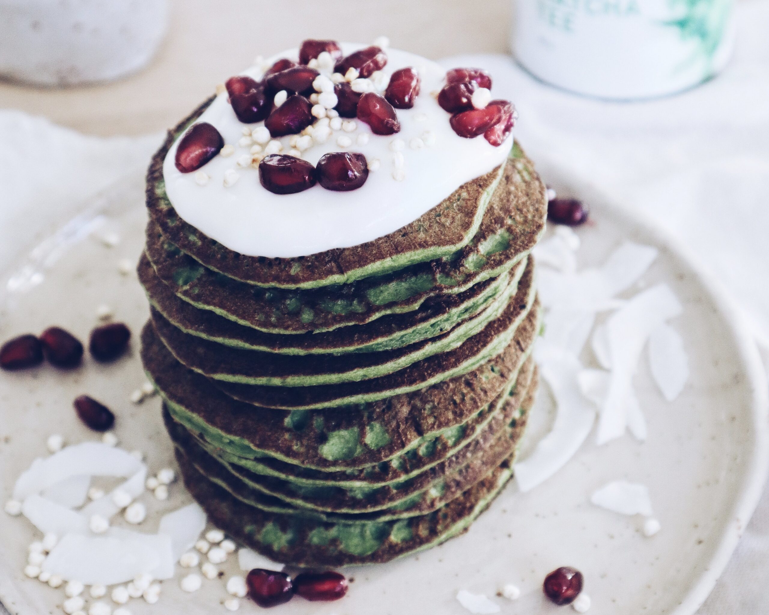Rohelised matcha-banaanipannkoogid marjadega - Puhdas+ retsept
