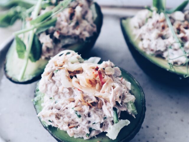 Tuunikala täidisega avokaadod - tervislik suvelõuna retsept